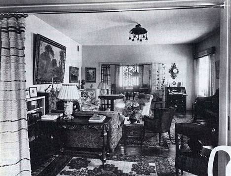 Helsingin Pitäjä -kirjassa on kuva Villa Grönbergin salista vuodelta 1944. Tällöin talossa asui vielä tehtaanjohtaja Kurt Grönberg perheineen.
