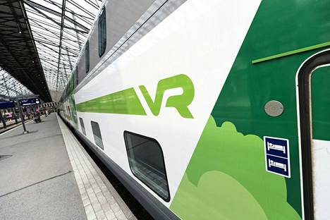 VR:n logo kaukoliikenteen junassa Helsingin päärautatieasemalla 7. heinäkuuta 2021
