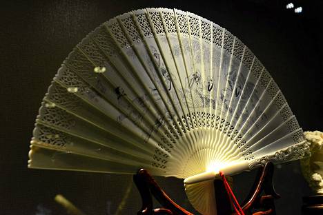 Norsunluusta tehty viuhka on esillä käsityöläiskaupassa Hangzhoussa Kiinan itäosassa. 
