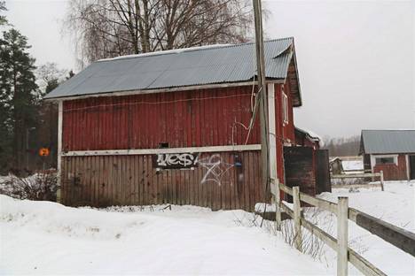 Paraatipaikalle hylätty hevostalli kiinnostaisi vuokraajia, mutta  rakennukset mätänevät pystyyn - Espoo 