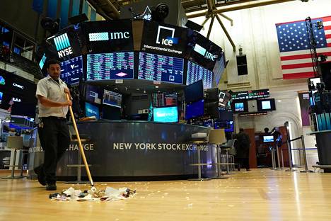 Siivooja puhdisti New Yorkin pörssin lattiaa uudenvuodenaattona 31. joulukuuta.