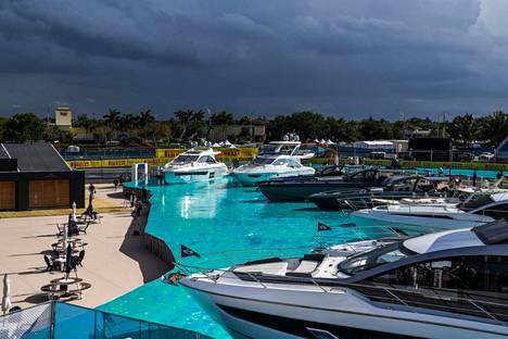 Miami Gardensin kaupunkiin NFL-seura Miami Dolphinsin kotistadionin parkkipaikalle rakennetun formularadan erikoisuus on keinotekoinen satama huviveneille.