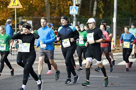 Helsinki City Run -tapahtuman juoksijoita syksyllä 2021.