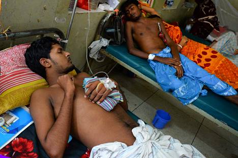 Denguekuumetta sairastavia miehiä hoidettiin sairaalassa Dhakassa Bangladeshissa maanantaina.