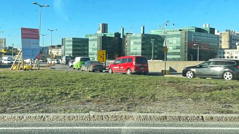 Helsingin Pasilassa sijaitseva Veturitien rakennustyömaa ja paikalle rakennettu liikenneympyrä ruuhkauttavat liikennettä päivittäin. 