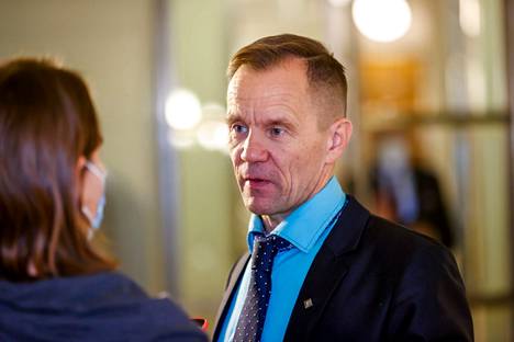 Ulkoasiainvaliokunnan puheenjohtaja Mika Niikko (ps) julkaisi twiitin, joka on herättänyt keskustelua poistamisestaan huolimatta.