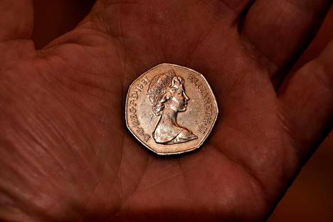 Kuningatar Elisabet II:n sivuprofiili 50 pennin kolikossa.