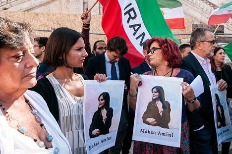 Italiassa osoitettiin tukea Iranin naisille 6. lokakuuta järjestetyssä mielenilmauksessa.
