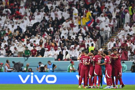 Qatarin maajoukkue kokoontui kentällä yhteen ennen Ecuador-ottelua.