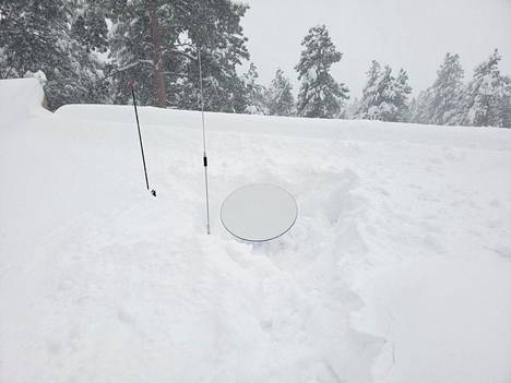 Luke McOmien Starlink-satelliittiantenni toimi mainiosti, ennen kuin sen päälle satoi 70 senttiä lunta. Satelliitti periaatteessa puhdistaa itsensä lämmittämällä, mutta suuri lumimäärä oli sille liikaa. McOmie asuu syrjäisellä paikalla Coloradon osavaltiossa.