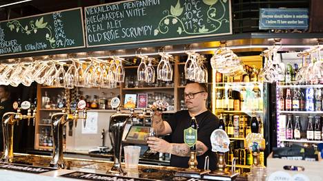 Ravintolapäällikkö Jerome Mikkonen laskee juomaa St. Urho’s Pubissa.