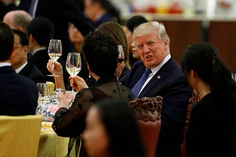 Donald Trump on paraikaa Aasian-kierroksella, ja kotimaassa jatkuu tutkinta hänen epäillyistä Venäjä-yhteyksistään.