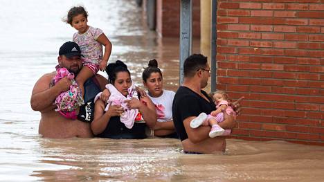 Espanjan tulvissa kuollut ainakin kuusi, armeija pelastanut satoja ihmisiä