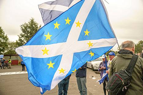 Skotlannin lippu on saanut EU-tähdet. Skotlannin hallitus ajaa maan itsenäistymistä sekä paluuta EU:hun. Kuva on vuodelta 2019.