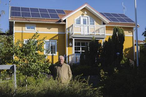 Turun Halisissa asuva Pekka Koivisto on asennuttanut kotitalonsa katolle aurinkopaneelit. Lisäksi hän on itse ideoinut vanhasta porakaivosta maalämpöjärjestelmän. Ison talon sähkönkulutus on silti yli 20 000 kilowattituntia vuodessa.