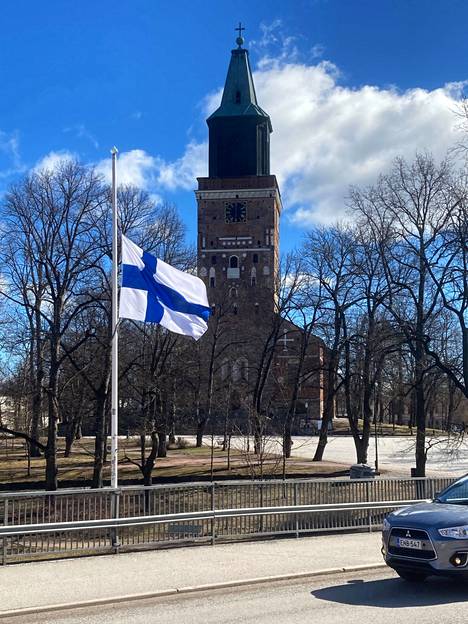 Turussa liput olivat puolitangossa perjantaina Ilkka Kanervan kunniaksi.
