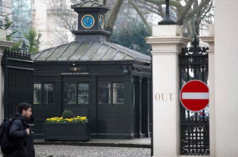 Käynti Lontoon kalleimmalle kadulle eli Kensington Palace Gardens -kadulle käy portin kautta ja vartiokopin ohi. Jalankulkijat saavat tulla kadulle vapaasti, mutta vartijat suhtautuvat nihkeästi valokuvaamiseen.