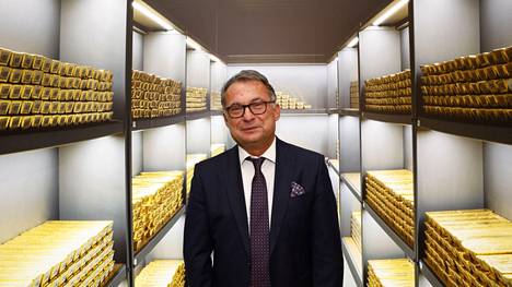 Saksan keskuspankin pääjohtaja Joachim Nagel kuvattiin perjantaina 16.9. 2022 Frankfurtissa kultaharkkotapetin edessä keskuspankin päärakennuksessa.