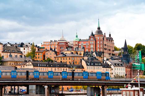 Ruotsalaisilla on tuoreen raportin mukaan suomalaisia enemmän sekä varallisuutta että velkaa. Kuvassa Södermalmin kaupunginosaa Tukholmassa.