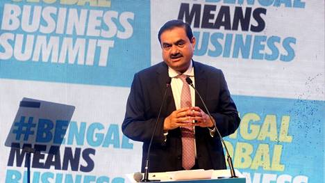 Intialainen Gautam Adami puhui Global Business Summit -tapahtumassa Kolkatassa, Intiassa huhtikuun 20. päivänä 2022.