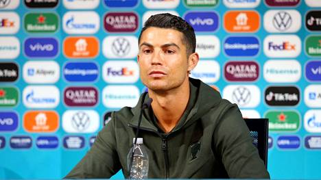 EM-jalkapallo | Video näyttää, miten Cristiano Ronaldo siirsi EM-kisoja sponsoroivan Coca Colan pullot sivuun tiedotus­tilaisuudessa – ”Vettä!” tähti koulutti toimittajia