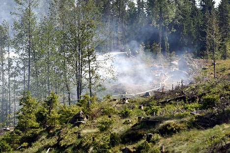 Pelastuslaitos sammutti maastopaloa hakkuuaukealla Loviisassa toukokuussa 2008. Ilmatieteen laitoksen mukaan nyt maasto voi paikallisesti olla hyvin kuivaa kaikkialla maassa.
