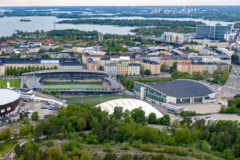 Saharan kenttä sijaitsee Urheilukadun ja Nordenskiöldinkadun kulmassa, kuvassa Bolt-areenan oikealla puolella ja Helsingin jäähallin takana.