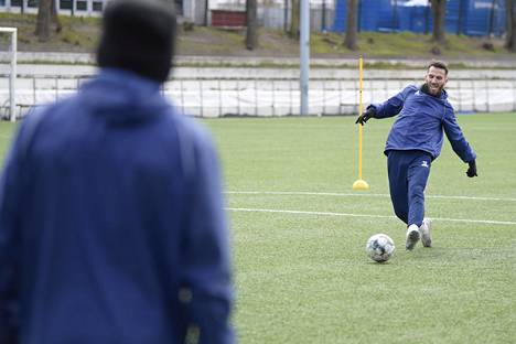HJK:n pelaaja Ferhan Hasani joukkueen pienryhmissä pidettävissä harjoituksissa Saharan kentällä huhtikuussa.