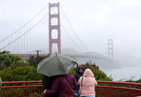 Myrskyä edeltävä saderintama peitti Golden Gate -sillan vesisumuun keskiviikkona San Franciscossa Kaliforniassa.