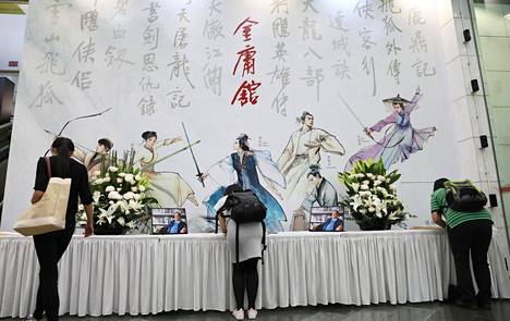 Lukijat kirjoittivat tervehdyksiä Jin Yongin surunvalittelukirjaan Hong Kong Heritage Museumissa hautajaispäivänä 12. marraskuuta 2018. Jin Yong kuoli 30. lokakuuta 2018 .