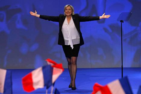 Ranskan Kansallisen rintaman presidenttiehdokas Marine Le Pen vaalikiertueella Nantesissa sunnuntaina.