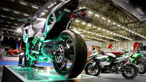 Hybridimoottoripyörä Kawasaki Ninja 7 Hybrid on uusinta uutta moottoripyöräilyn maailmassa. Taustalla täyssähköinen Kawasaki Ninja EV.