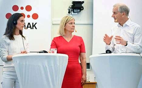 Suomen pääministeri Sanna Marin (vas.), Ruotsin pääministeri Magdalena Andersson ja Norjan pääministeri Jonas Gahr Støre paneelikeskustelussa Ruotsin Bommersvikissä. 