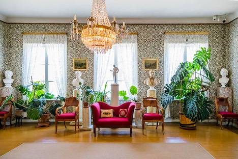 J.L. Runebergin museon ainutlaatuinen tunnelma syntyy Runebergien perheelle kuuluneista huonekaluista, taideteoksista, astioista sekä vanhoista huonekasveista, joista monet ovat Fredrikan kasvien pistokkaista kasvatettuja.