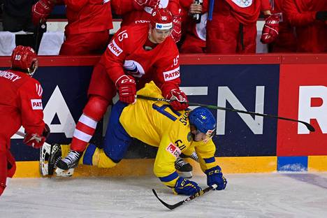 Venäjän Pavel Karnaukhov ja Ruotsin Jonathan Pudas ajautuivat laitaan Ruotsin joukkueen viimeiseksi jääneessä pelissä.