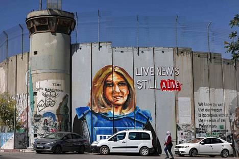 Al-Jazeera -toimittajaa Shireen Abu Aklehia kuvaava seinämaalaus Länsirannan muurin kyljessä Betlehemissä.