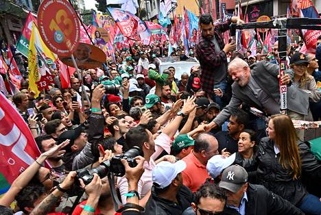 Lula tervehti kannattajiaan kampanjatilaisuudessa São Paulossa lauantaina, vaalien aattona.