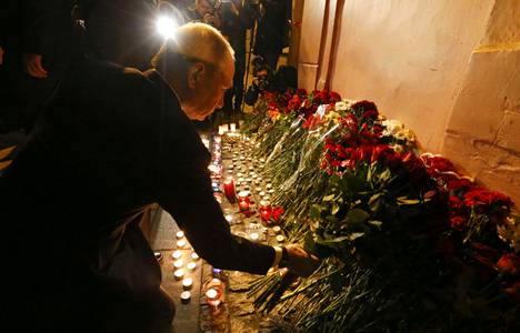 Venäjän presidentti Vladimir Putin toi kukkia Pietarin metroiskun uhrien muistolle maanantai-iltana.
