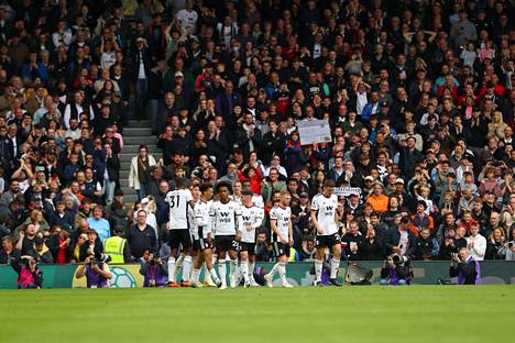 Fulhamin pelaajat juhlivat maalia kotiyleisön edessä.