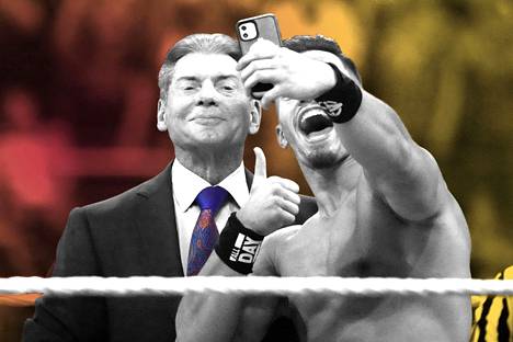 Showpainiorganisaatio WWE:n omistaja Vince McMahon poseerasi painija Austin Theoryn kanssa alan tapahtumassa Texasissa viime keväänä.