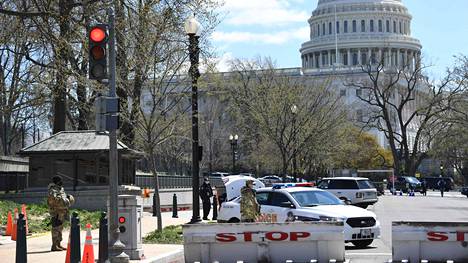 Yhdysvallat | Kuljettaja törmäsi autolla turvaesteeseen ja hyökkäsi poliiseja päin Washingtonissa Capitolin alueella – poliisi ja epäilty tekijä kuolivat