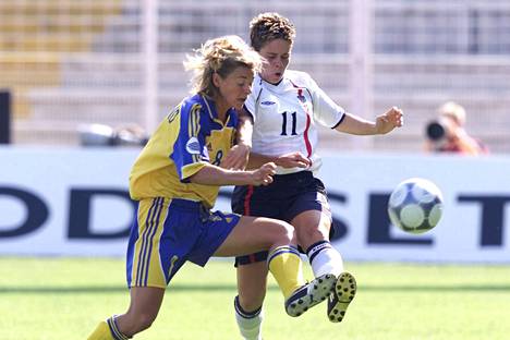 Ruotsin Tina Nordlund (vas.) kohtasi Englannin Sue Smithin jalkapallon EM-kisojen alkulohkon ottelussa 2001. Ruotsi voitti ottelun maalein 4–0 ja eteni aina hopeamitalistiksi saakka. Nordlund ratkaisi Tanskaa vastaan pelatussa välierissä Ruotsin finaalipaikan tekemällä ottelun ainoan maalin.