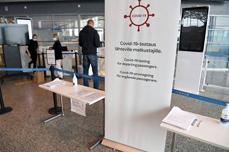 Koronaviruksen testauspiste Helsinki-Vantaan lentoasemalla Vantaalla 27. huhtikuuta 2021. 