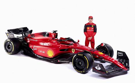 Ferrarin mainoskuvassa Charles LeClerc poseeraa uuden auton rinnalla.