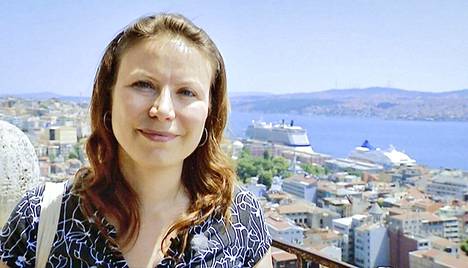 Toimittaja Ayla Albayrak on Suomen ja Turkin kaksoiskansalainen. Hän on aiemmin työskennellyt myös Helsingin Sanomien avustajana Istanbulissa.