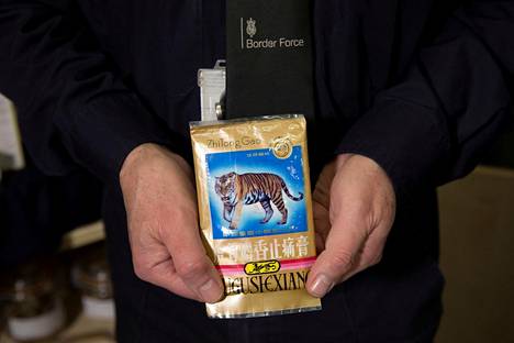 Rajavartija esitteli marraskuussa 2017 Heathrown lentokentällä kiinalaista pakkausta, joka sisältää murskattuja tiikerin luita.