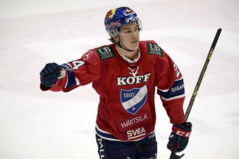 HIFK:n Aleksanteri Kaskimäki juhlii tekemäänsä 1–1- tasoitusmaalia. 