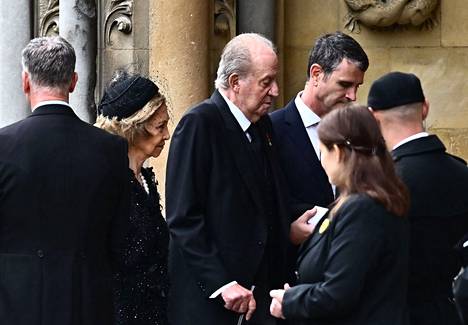 Espanjan entinen kuningas Juan Carlos (keskellä) ja entinen kuningatar Sofía saapuivat kuningatar Elisabetin hautajaisiin Westminster Abbeyyn.