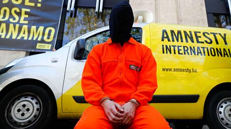 Yhdysvaltoja on jo pitkään vaadittu sulkemaan Guantánamon vankileiri. Ihmisoikeusaktivistit järjestivät asiasta mielenosoituksen Naton kokouksen aikana Brysselissä 14. kesäkuuta.