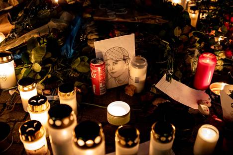 Ihmiset toivat perjantai-iltana 22. lokakuuta kynttilöitä ja kukkia Tukholman Hammarby Sjöstadiin paikalle, jossa räppäri Einária ammuttiin kuolettavasti.